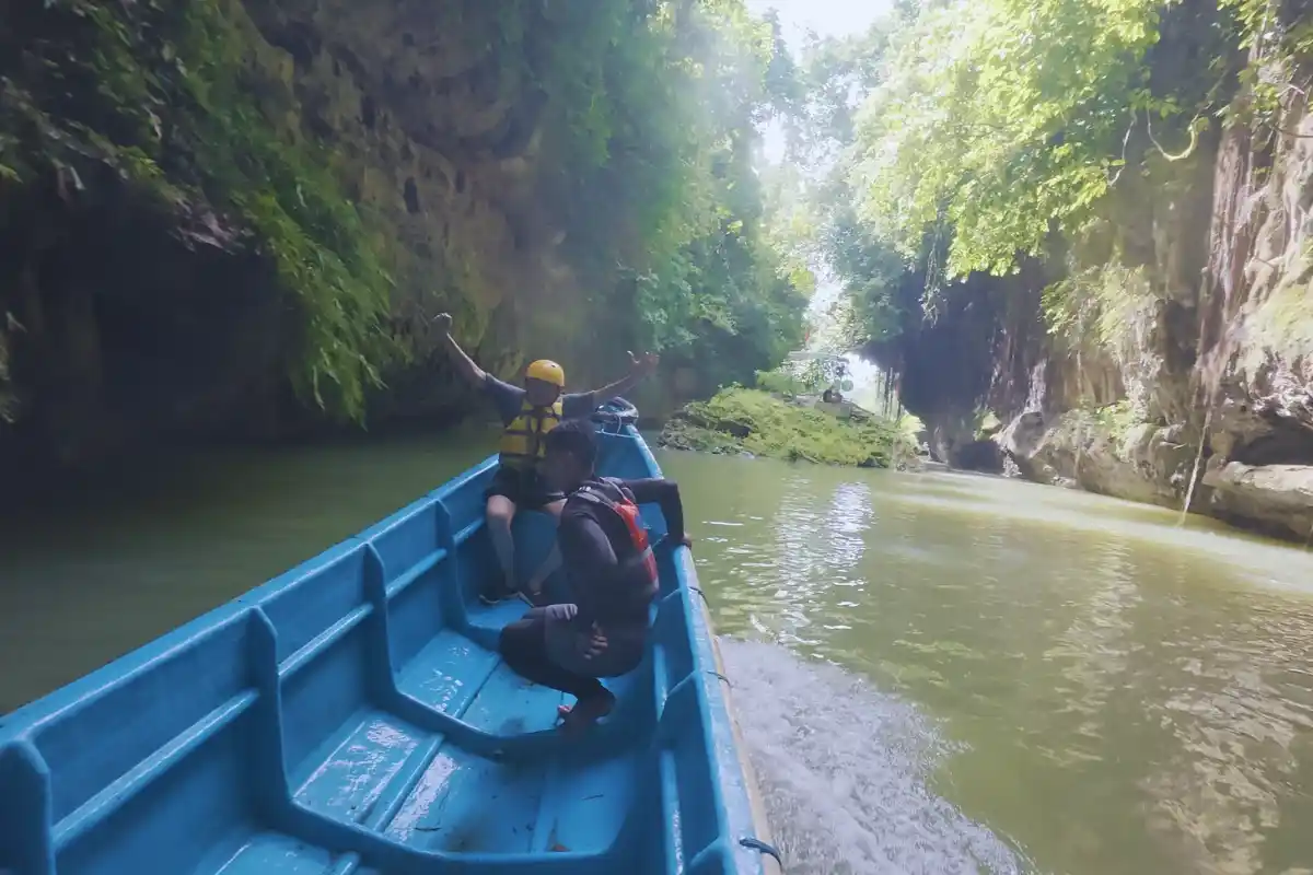 Petualngan menyusuri green canyon dengan body rafting
