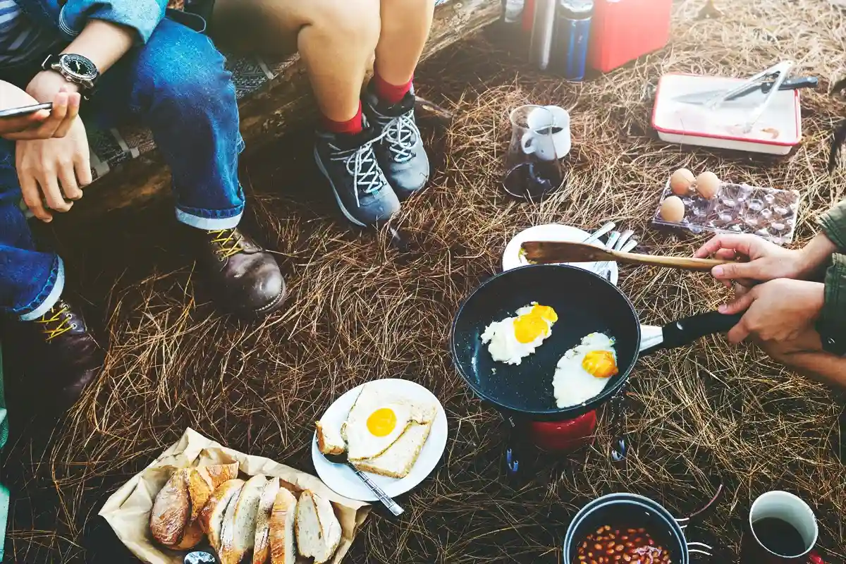 Aktivitas memasak di gunung