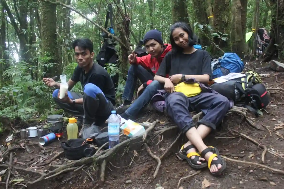 mendaki gunung gede via putri