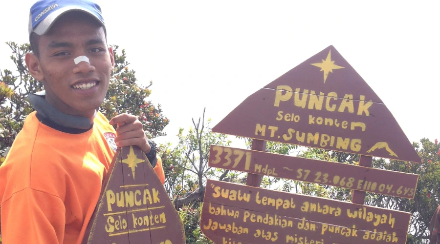 berada di puncak sumbing