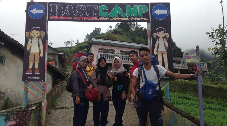 foto di depan pintu rimba gunung sumbing via kaliangkrik