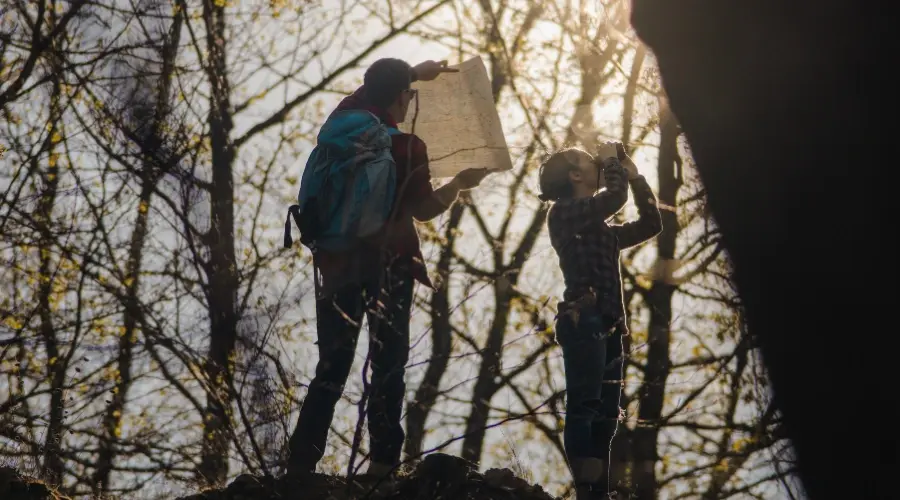 seorang survivor sedang melakukan navigasi darat