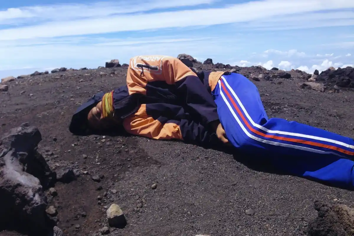 Lakukan 5 Langkah Ini Agar Tidak Kedinginan di Gunung!