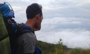 melihat pemandangan di gunung sumbing