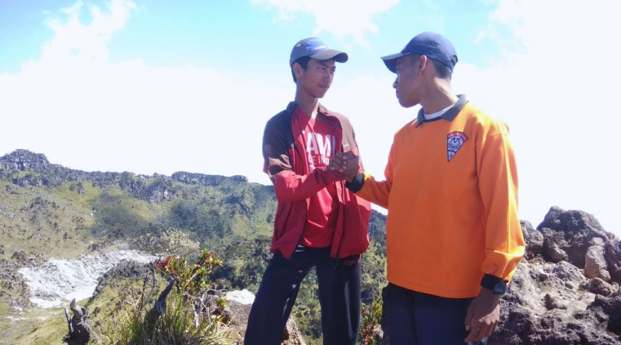 berada di puncak gunung sumbing dalam kondisi sehat