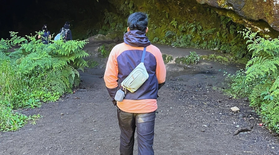 berada di depan goa walet