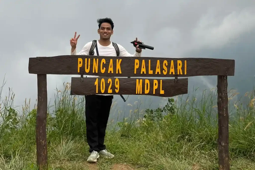 berada di puncak palasari