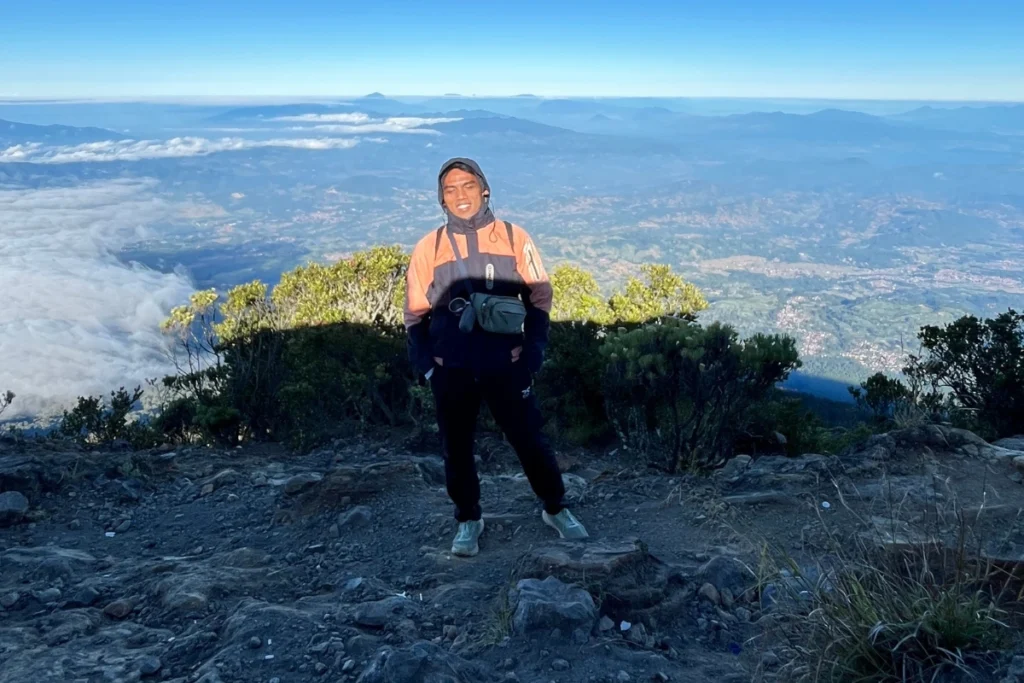 foto dengan background alam di ciremai