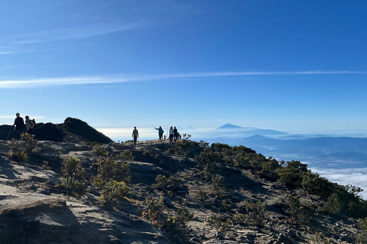 pemandangan puncak ciremai