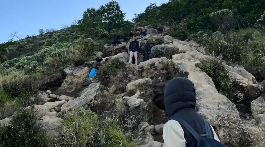 jalur pendakian yang curam