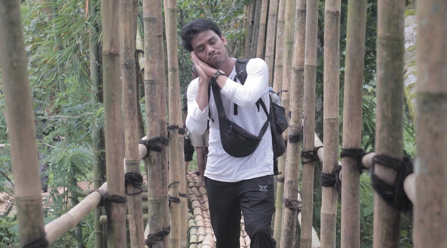 berfoto di jembatan bambu baduy