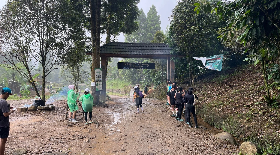 gerbang selamat datang danau cisadon