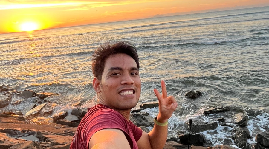 menikmati sunset di lalasa beach
