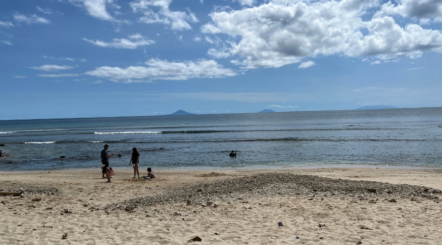 pemandangan gunung krakatau dari vila kalicaa beach