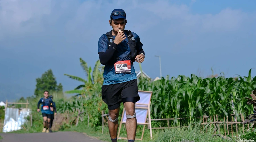 Sedang Makan Pisang di Race Trail Run